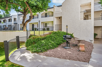 A courtyard with a mailbox and a bench at Tides on East Cactus Apartments, Arizona, 85032